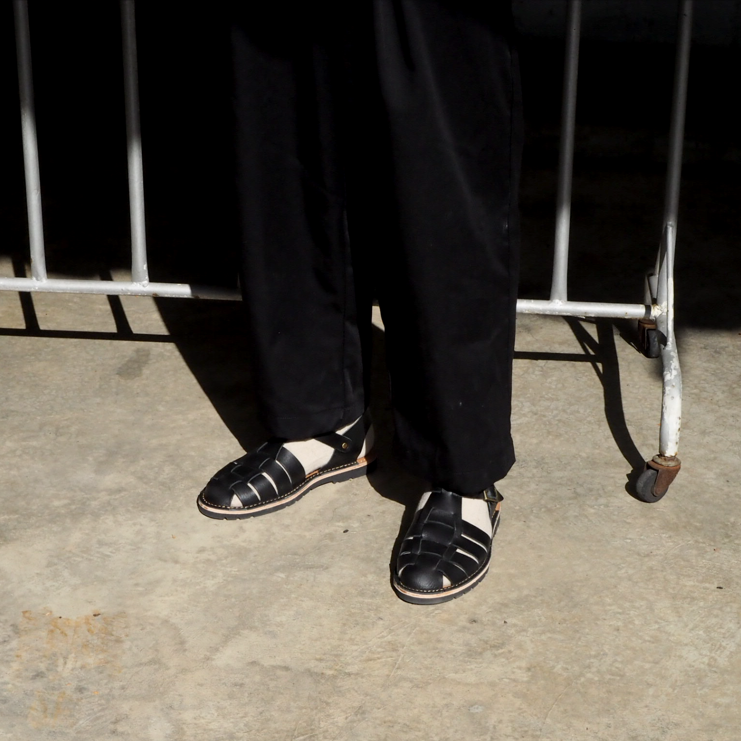 TEAK SANDALS - BLACK